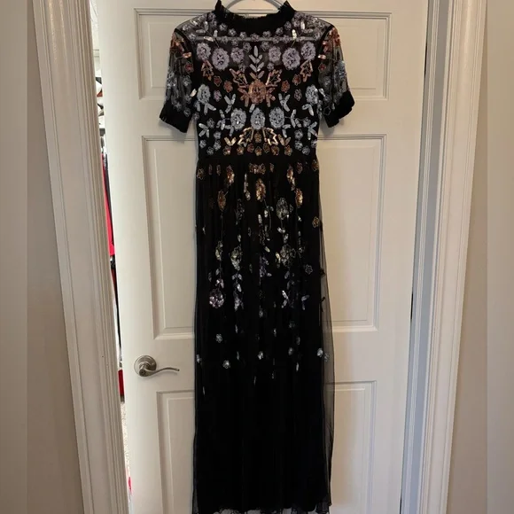 Elegant Black Floral Sequined Formal Dress - Picture 2 of 6